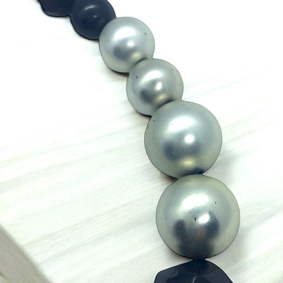 Graduated Black and Faux Silver Pearl Necklace 16” - Picture 2 of 3